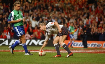 17.11.06 - Wales v Canada - Invesco Perpetual Series 2006 - Wales' Shane Williams scores try 