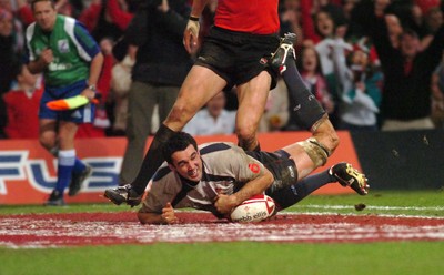 17.11.06 - Wales v Canada - Invesco Perpetual Series 2006 - Wales' Jonathan Thomas dives over for his first try 
