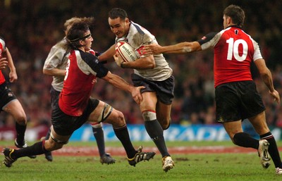 17.11.06 - Wales v Canada - Invesco Perpetual Series 2006 - Wales' Sonny Parker goes between Sean-Michael Stephen(L) and Derek Daypuck 