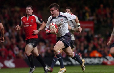 17.11.06 - Wales v Canada - Invesco Perpetual Series 2006 - Wales' Ceri Sweeney runs in for try 
