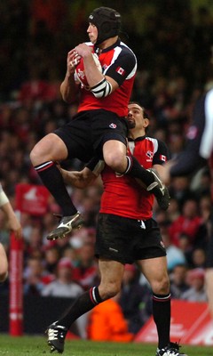 17.11.06 - Wales v Canada - Invesco Perpetual Series 2006 - Canada's Mike Burak takes high ball 