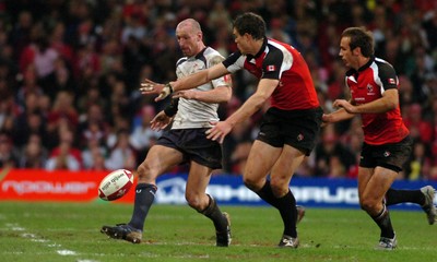 17.11.06 - Wales v Canada - Invesco Perpetual Series 2006 - Wales' Gareth Thomas chips ahead 