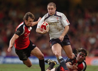17.11.06  Wales v Canada  Shane Williams beats tackle by Sean-Michael Stephen  