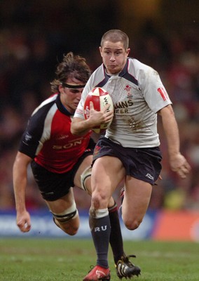 17.11.06  Wales v Canada  Wales Shane Williams breaks to score a try. 
