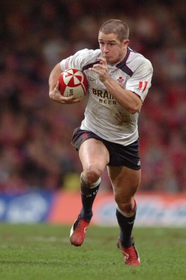 17.11.06  Wales v Canada  Wales Shane Williams breaks to score a try. 