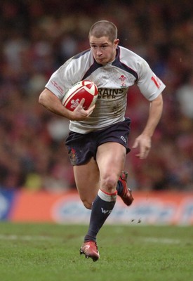 17.11.06  Wales v Canada  Wales Shane Williams breaks to score a try. 