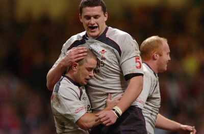 17.11.06  Wales v Canada The long and short of it!.Wales Shane Williams is congratulated on his try by Ian Evans. 