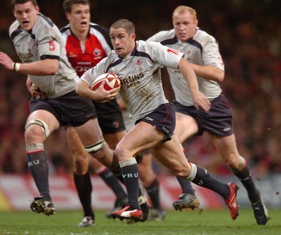 17.11.06  Wales v Canada Wales Shane Williams breaks to score a try. 