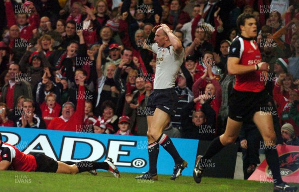 17.11.06 - Wales v Canada - Invesco Perpetual Series 2006 - Wales' Gareth Thomas celebrates try 
