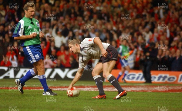 17.11.06 - Wales v Canada - Invesco Perpetual Series 2006 - Wales' Shane Williams scores try 