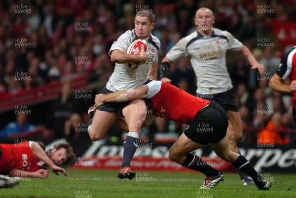 17.11.06 - Wales v Canada - Invesco Perpetual Series 2006 - Wales' Shane Williams is tackled by Ed Fairhurst 