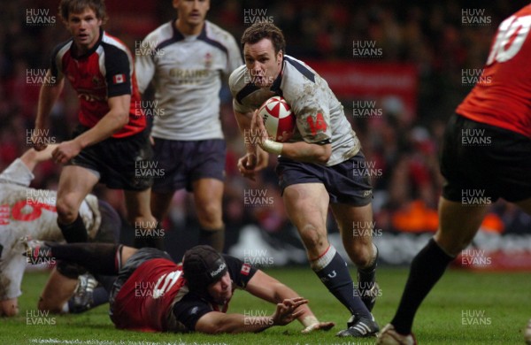 17.11.06 - Wales v Canada - Invesco Perpetual Series 2006 - Wales' Mark Jones tgets away from Mike Burak 