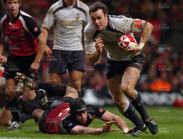 17.11.06 - Wales v Canada - Invesco Perpetual Series 2006 - Wales' Mark Jones tgets away from Mike Burak 