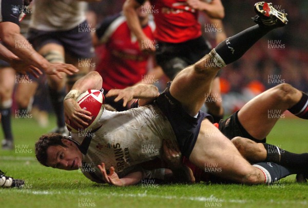 17.11.06 - Wales v Canada - Invesco Perpetual Series 2006 - Wales' Mark Jones tries to reach out for the try line as he is tackled by Ed Fairhurst 