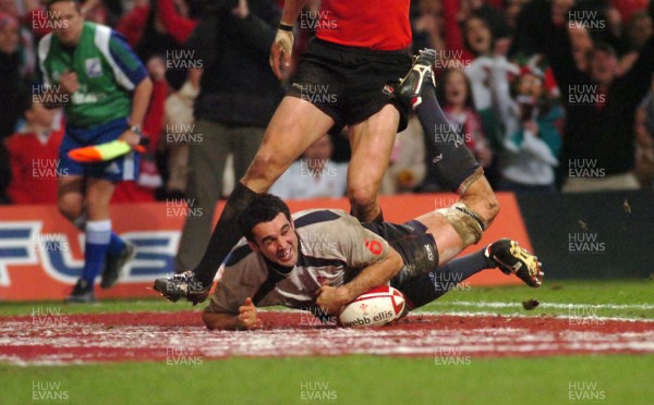 17.11.06 - Wales v Canada - Invesco Perpetual Series 2006 - Wales' Jonathan Thomas dives over for his first try 