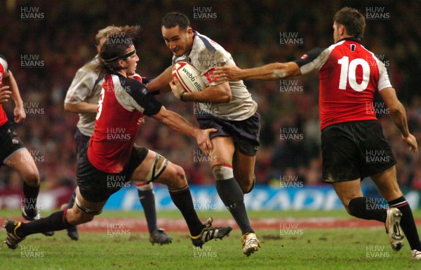 17.11.06 - Wales v Canada - Invesco Perpetual Series 2006 - Wales' Sonny Parker goes between Sean-Michael Stephen(L) and Derek Daypuck 