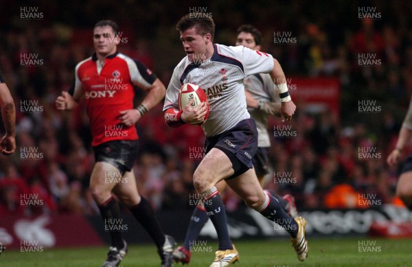 17.11.06 - Wales v Canada - Invesco Perpetual Series 2006 - Wales' Ceri Sweeney runs in for try 