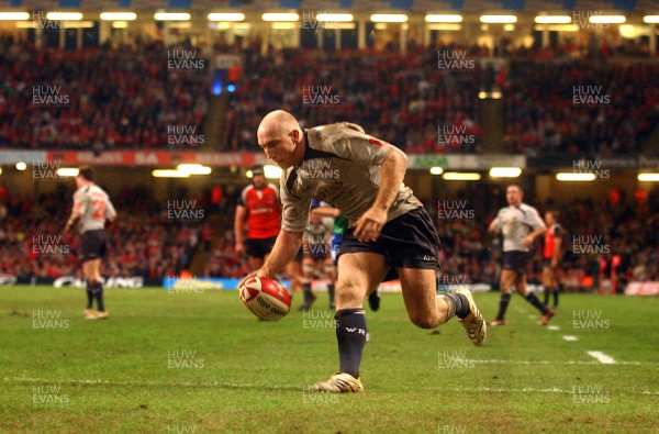 17.11.06 - Wales v Canada - Invesco Perpetual Series 2006 - Wales' Tom Shanklin scores try 