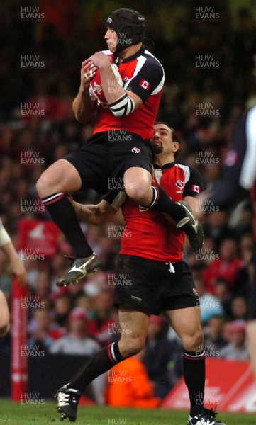 17.11.06 - Wales v Canada - Invesco Perpetual Series 2006 - Canada's Mike Burak takes high ball 
