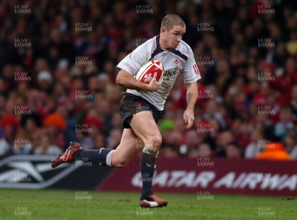 17.11.06 - Wales v Canada - Invesco Perpetual Series 2006 - Wales' Shane Williams 
