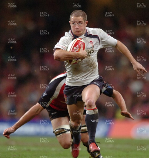 17.11.06  Wales v Canada  Wales Shane Williams beats tackle to run in to score try.  