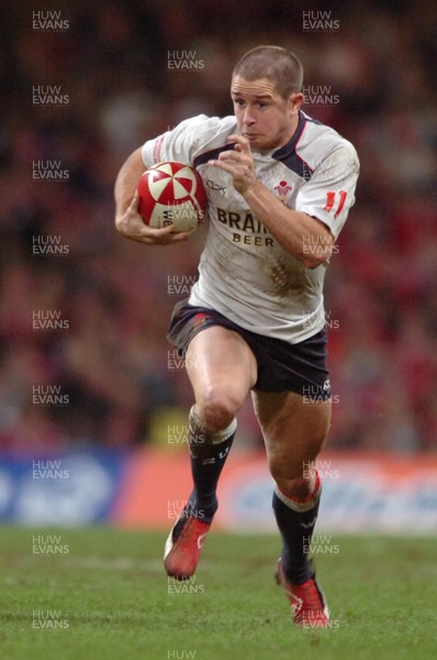 17.11.06  Wales v Canada  Wales Shane Williams breaks to score a try. 