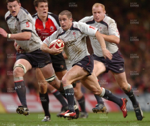 17.11.06  Wales v Canada Wales Shane Williams breaks to score a try. 