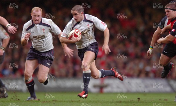 17.11.06  Wales v Canada  Wales Shane Williams breaks to score a try. 