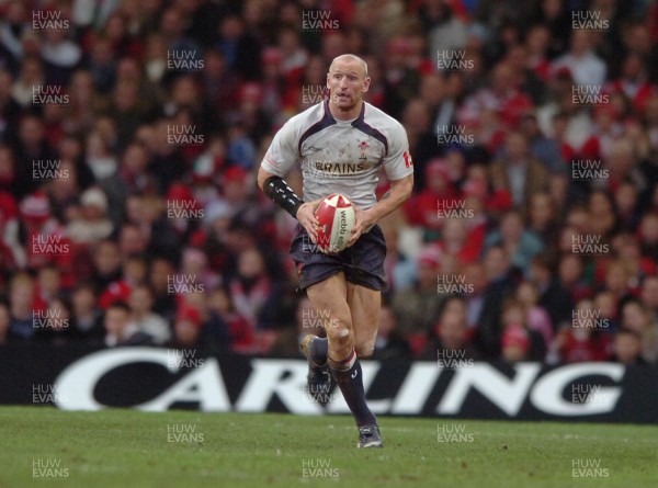 17.11.06  Wales v Canada Wales Gareth Thomas makes a break 