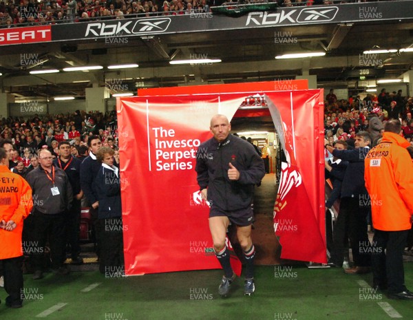 17.11.06  Wales v Canada Gareth Thomas runs out for his 90th cap 
