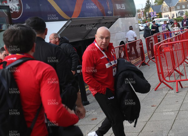 191022 - Wales v Cook Islands - Rugby League World Cup 2021 - Wales Rugby League Coach John Kear gets off the team coach