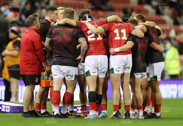 191022 - Wales v Cook Islands - Rugby League World Cup 2021 - Team huddle before the match