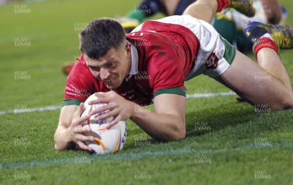 191022 - Wales v Cook Islands - Rugby League World Cup 2021 - Rhodri Lloyd of Wales Rugby League picks up a loose ball and goes over for the 1st try of the match