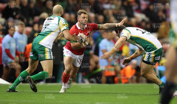 191022 - Wales v Cook Islands - Rugby League World Cup 2021 - Mike Butt of Wales Rugby League fights his way through Jonathon Ford of Cook Islands and Zane Tetevano of Cook Islands