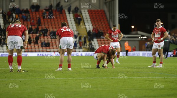 191022 - Wales v Cook Islands - Rugby League World Cup 2021 - A dejected Welsh team at the end of the match having lost to Cook Islands