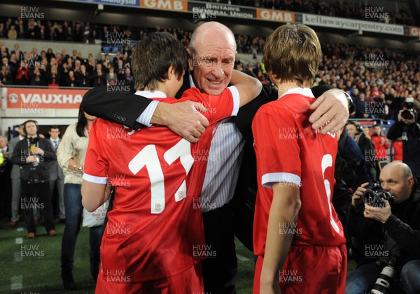 290212 - Wales v Costa Rica -Gary Speed's father Roger hugs his grandsons Ed and Tommy before kick off