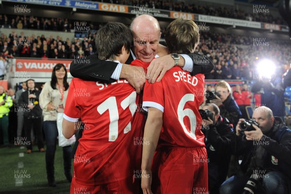 290212 - Wales v Costa Rica -Gary Speed's father Roger hugs his grandsons Ed and Tommy before kick off