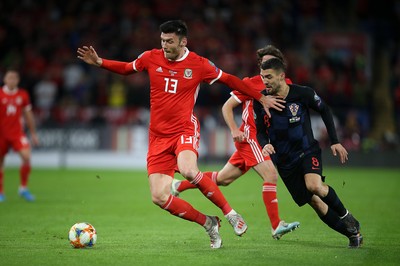 131019 - Wales v Croatia - European Championship Qualifiers - Group E - Kieffer Moore of Wales is challenged by Mateo Kovacic of Croatia