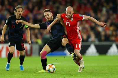 131019 - Wales v Croatia, UEFA Euro 2020 Qualifier - Nikola Vlasic of Croatia and Jonny Williams of Wales compete for the ball