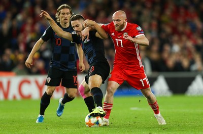 131019 - Wales v Croatia, UEFA Euro 2020 Qualifier - Nikola Vlasic of Croatia and Jonny Williams of Wales compete for the ball