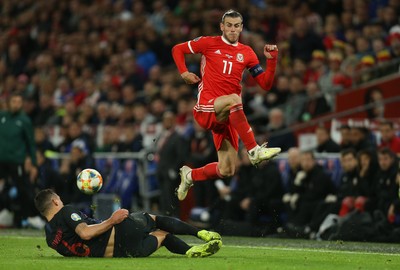 131019 - Wales v Croatia, UEFA Euro 2020 Qualifier - Gareth Bale of Wales avoids the challenge from Dejan Lovren of Croatia