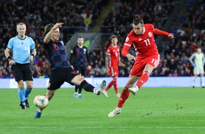 131019 - Wales v Croatia, UEFA Euro 2020 Qualifier - Gareth Bale of Wales fires a shot at goal