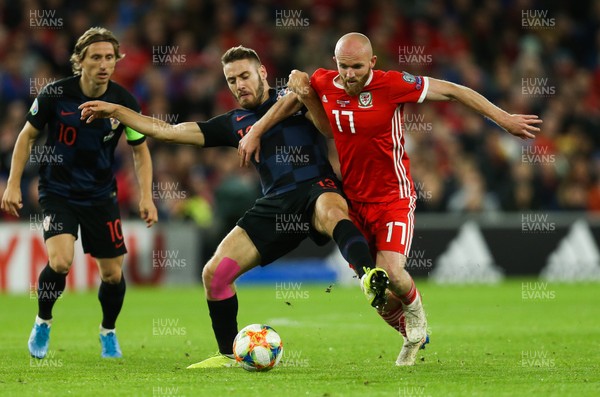 131019 - Wales v Croatia, UEFA Euro 2020 Qualifier - Nikola Vlasic of Croatia and Jonny Williams of Wales compete for the ball