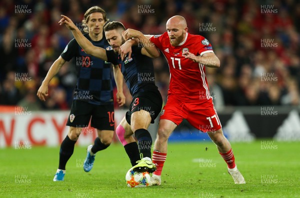 131019 - Wales v Croatia, UEFA Euro 2020 Qualifier - Nikola Vlasic of Croatia and Jonny Williams of Wales compete for the ball