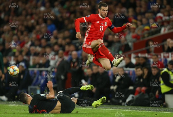 131019 - Wales v Croatia, UEFA Euro 2020 Qualifier - Gareth Bale of Wales avoids the challenge from Dejan Lovren of Croatia