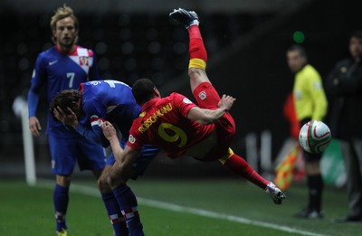260313 - Wales v Croatia, World Cup Qualifier, Swansea - Wales' Hal Robson-Kanu challenges Croatia's Darijo Srna for the ball