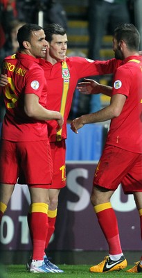 260313 - Wales v Croatia, World Cup Qualifier, Swansea - Wales' Gareth Bale celebrates with  Hal Robson-Kanu and Joe Ledley after he scores goal from the penalty spot