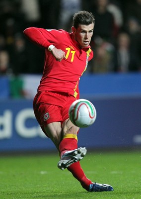 260313 - Wales v Croatia, World Cup Qualifier, Swansea - Wales' Gareth Bale goes close to scoring with his shot at goal