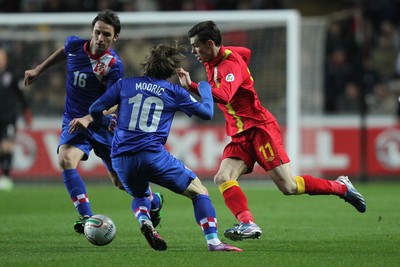 260313 - Wales v Croatia, World Cup Qualifier, Swansea - Wales' Gareth Bale takes on Croatia's Luka Modric