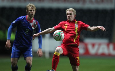260313 - Wales v Croatia, World Cup Qualifier, Swansea - Wales' Jonathan Williams gets away from Croatia's Ivan Strinic